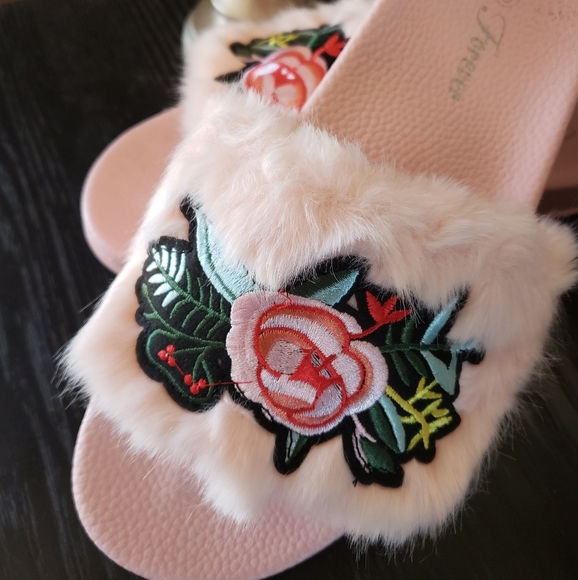 Slippers - Picture 1 of 2